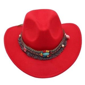 Détail du chapeau de cowboy rouge avec perles bohèmes et pompon en plumes élégant