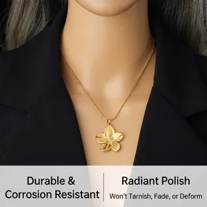 Détail du collier fleur dorée avec texture brossée porté sur un mannequin