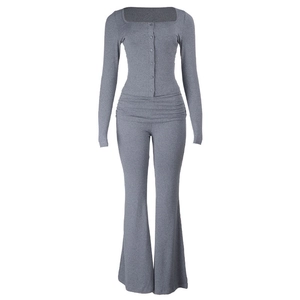 Détails de l'ensemble gris en maille avec haut à col carré et pantalon évasé