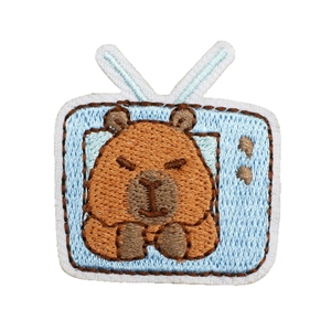 Toppa ricamata con simpatico capibara in cornice TV blu per decorazione di vestiti e borse