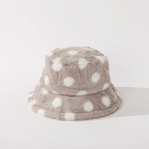Dettaglio cappello alla pescatora in peluche marrone con grandi pois bianchi invernali