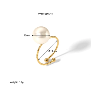 Detailansicht eines 18K vergoldeten Kordelrings mit 12mm Perle und Größenangaben