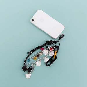 Ciondolo lucchetto mini DIY con fiore bianco e catena nera per cinturino del telefono