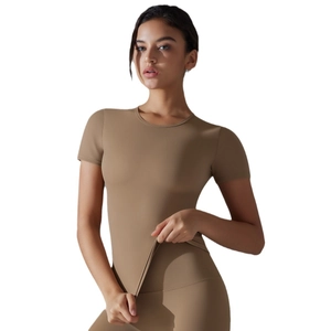 Damen Set aus engem atmungsaktivem braunem Yoga-Kurzarmshirt und Sport-Leggings mit hohem Bund