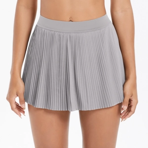 Détail de la taille haute plissée et de la texture verticale de la jupe de tennis grise