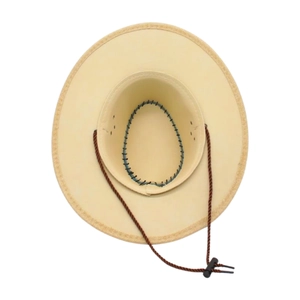 Détail de chapeau de cowboy beige avec bord tissé et jugulaire réglable à cordon