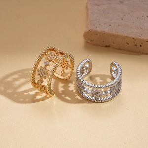 Anello a doppio strato con stelle in zircone e bordo perlato in oro e argento vintage