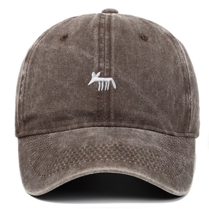 Détail de la broderie renard sur casquette de baseball en coton marron délavé mode