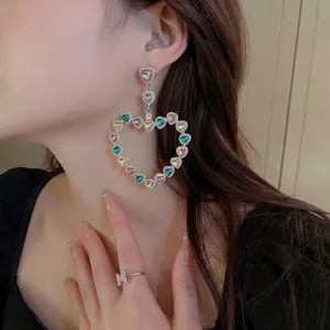 Boucles d'oreilles cœur évidées avec pierres colorées et bague en argent assortie