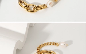 Gros plan sur un bracelet gourmette ovale en acier inoxydable plaqué or 18K avec perle blanche