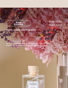 Close-up of WINKSTAR reed diffuser with preserved flowers and wooden stopper in glass bottle