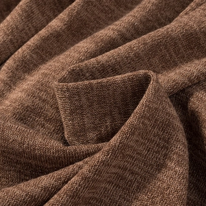 Detailansicht der hochwertigen dunkelbraunen Strickstofftextur und weichem Fall