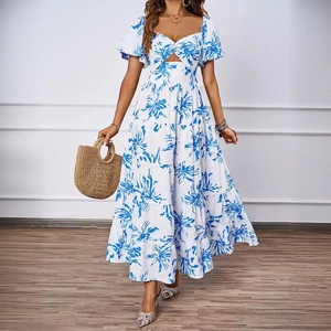 Elegante abito floreale blu con ritagli, maniche a sbuffo e gonna a balze per l'estate
