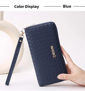 Dettaglio portafoglio a pochette in pelle intrecciata blu scuro con cerniera dorata