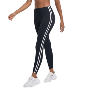 Détail du legging de yoga noir à taille haute avec doubles rayures blanches latérales