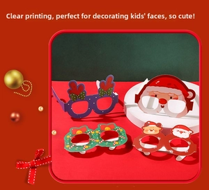 Détail de lunettes de Noël en papier coloré avec motifs de Père Noël et de rennes