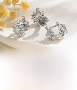 Détails des boucles d'oreilles cœur et étoile en argent avec zircons et 8 mm de diamètre