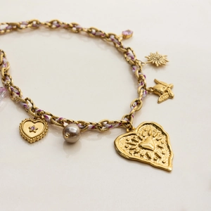 Collier doré à pendentifs multiples avec cœur, perle, aile et chaîne tressée