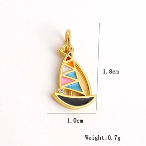 Détail du pendentif voilier en émail coloré avec dimensions 1,8cm x 1,0cm et placage or 18K