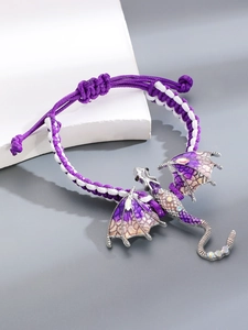 Detailweergave van de handgeweven paarse drakenarmband met zilveren vleugels en kristal