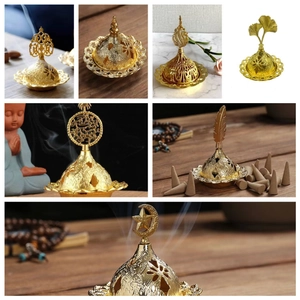 Encensoir arabe doré en métal ajouré avec motifs floraux et couvercle étoile et lune