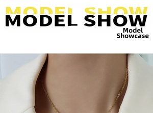 Detail einer 18K vergoldeten Mond-Choker-Halskette an einem Model im weißen Anzug