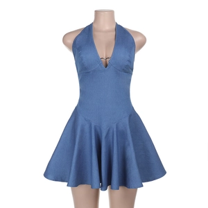 Dettaglio ravvicinato dell'abito in denim blu con scollo a V e fibbia in metallo a cuore