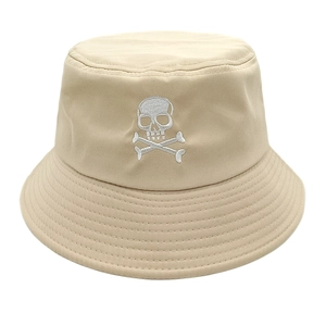 Détail de la broderie de crâne blanc sur un chapeau bob en sergé de coton beige