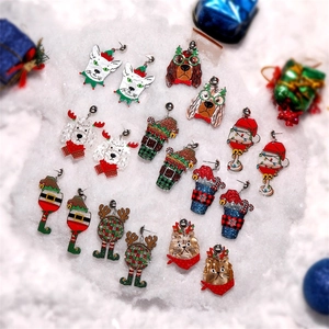 Collezione di orecchini natalizi in acrilico con animali glitterati e motivi festivi delle feste