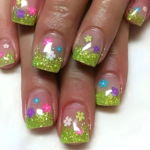 Faux ongles macaron avec paillettes vertes et charms floraux colorés mignons