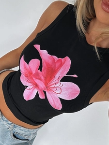 Λεπτομέρεια μαύρου πλεκτού crop top με έντονο ροζ floral σχέδιο και γραφικό τύπωμα