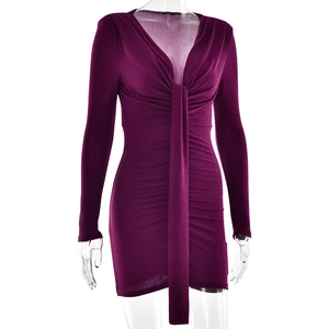 Vue détaillée du col en V élégant avec nœud plissé sur cette robe courte violette