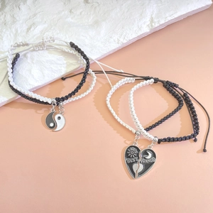 Detalle de las pulseras tejidas Yin Yang y Best Friends con dijes de sol y luna