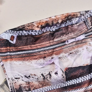 Détail de l'imprimé floral vintage sur tissu jersey extensible avec éléments zippés factices