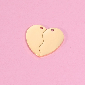 Ensemble de pendentifs cœur séparable en acier inoxydable doré pour couples sur fond rose