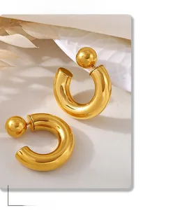 Dettaglio orecchini a cerchio a C placcati oro 18K con chiusura a sfera metallica