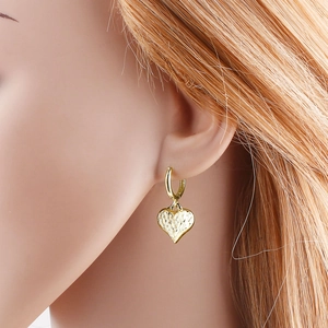 Orecchini a cerchio a cuore placcati oro 18k con motivo a rilievo piumato elegante