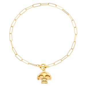 Detalle de collar de cadena de clip dorado con colgante de calavera con cascos y cierre T