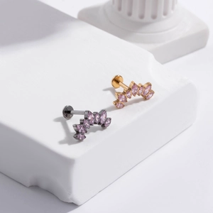 Details von G23 Titan Labret-Steckern mit rosa Markasit-Zirkon in Gold und Silber-Optik