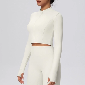 Detail der cremefarbenen Yoga-Jacke mit Daumenlöchern und schmaler Passform, kurz geschnitten