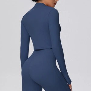 Rückansicht eines dunkelblauen langärmeligen Crop-Tops und Yoga-Leggings-Sets