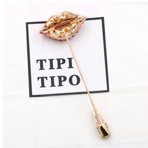 Elegant gold lip-shaped long pin brooch with red gemstones and hollow heart pattern