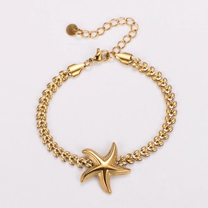 Détail du pendentif étoile de mer en acier inoxydable doré et bracelet à chaîne feuille