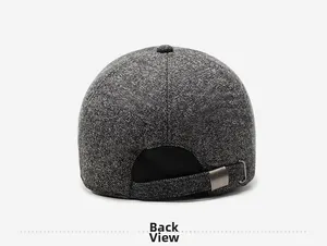 Rückansicht der Winter-Basecap aus Wolle mit verstellbarem Riemen und Metallschnalle