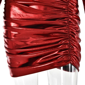 Detail van de metallic rode kunstlederen stof met plooien op een strakke bodycon minirok