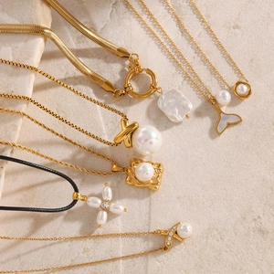Elegantes Sortiment an Edelstahl-Perlenketten mit Goldketten und verschiedenen Anhängern
