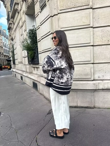 Vue détaillée de la veste matelassée vintage pour femme avec imprimé paysage chic