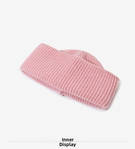 Vue intérieure détaillée du bonnet en maille rose montrant sa texture douce