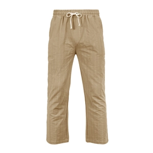 Dettaglio dei pantaloni in lino kaki con coulisse in vita e strisce verticali bianche