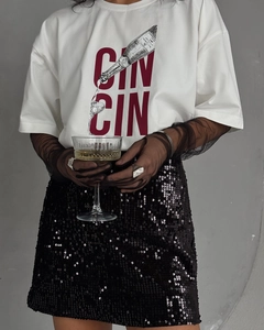 Détail de l'imprimé Cin Cin et de l'illustration de bouteille sur un T-shirt blanc en coton